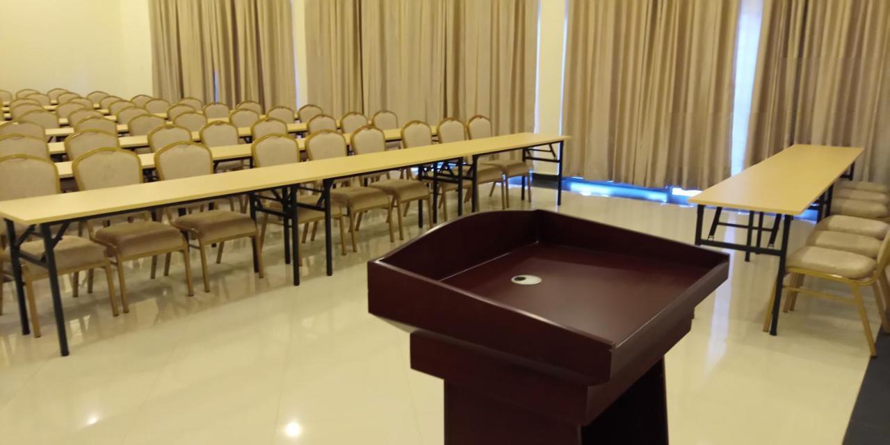 Eka Hoima Hotel Luaran gambar