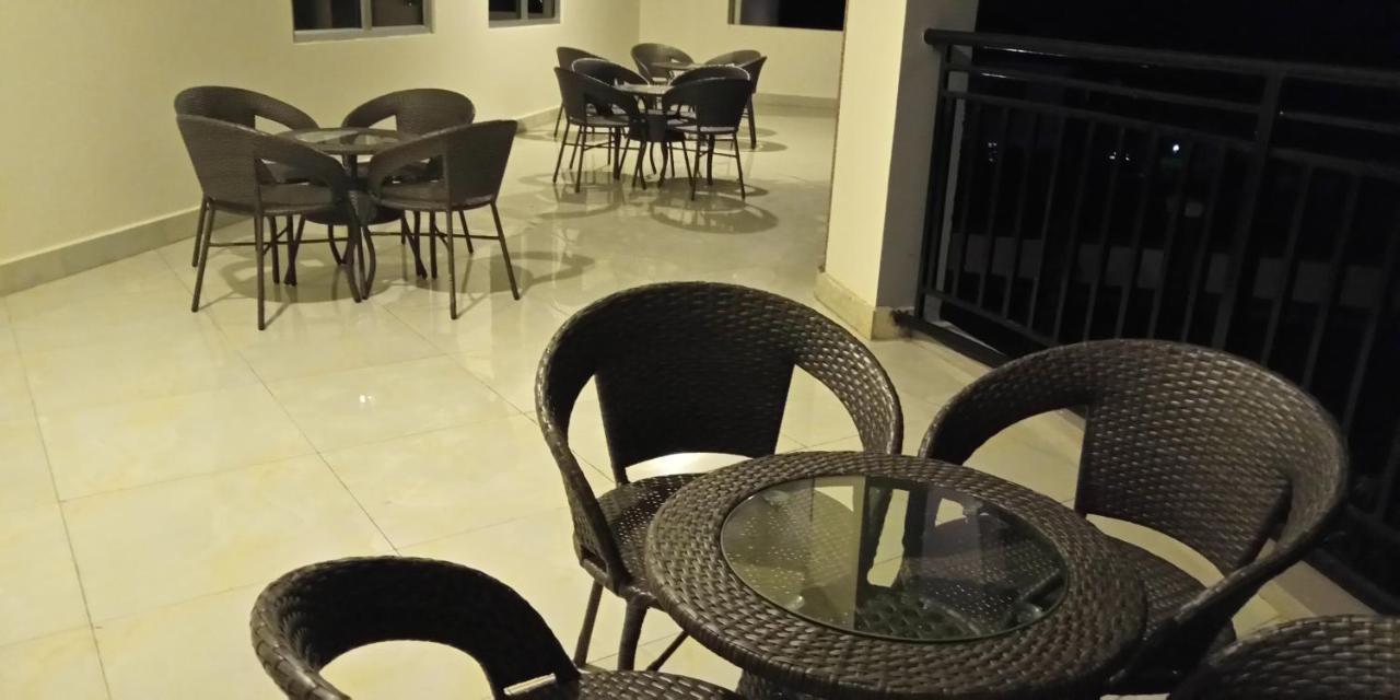 Eka Hoima Hotel Luaran gambar
